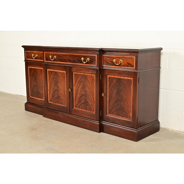 English Stickley Georgian Banded Flame Mahogany Sideboard, Credenza, or Bar Cabinet For Sale - Image 3 of 14