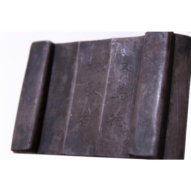 Chinese wooden tablet is an original Chinese Object realized in wood. Dimensions: 11 x 2.3 x 7 cm. Good condition.