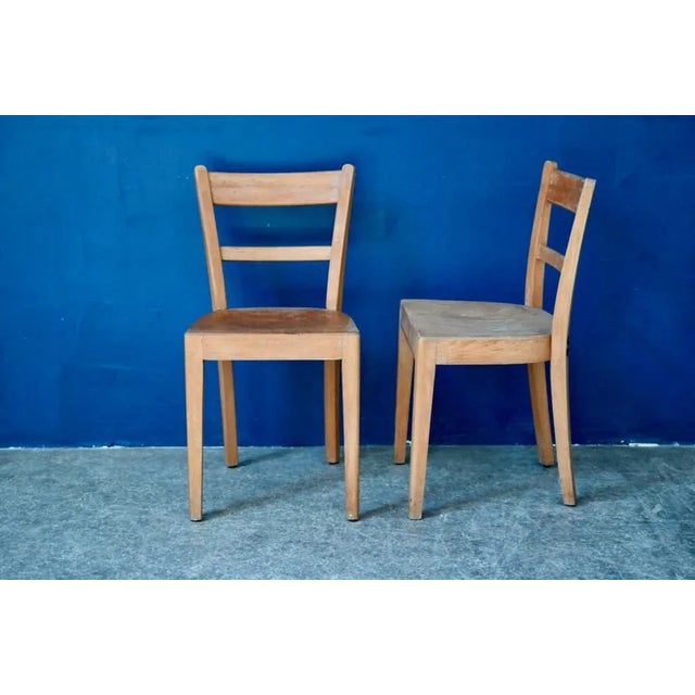 Very simple, sober and of a certain bohemian and country charm, these little children's chairs have many advantages to...