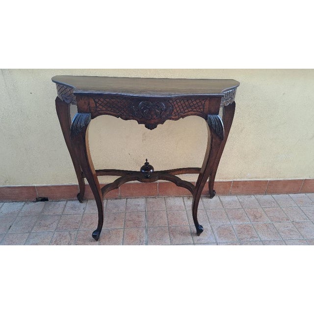 EARLY TWENTIETH CENTURY (1900 - 1940) Finely carved Italian console table in solid walnut – early 1900s Elegant Italian...
