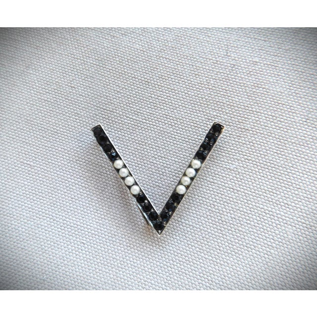 Ww2 Victory "V" Sterling Brooch Pin, Sweetheart Jewelry, Red Stones, White Pearls, & Blue Stones For Sale - Image 9 of 12
