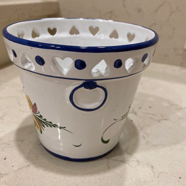 I bought these pretty pots for an outdoor wedding shower that I had for a friend. My theme called for blue and white...
