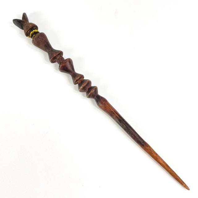 African Early 20th Century Nyamwezi Figural Engagement Hair Pick Tanzania For Sale - Image 3 of 6