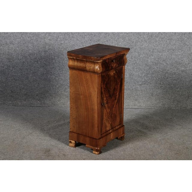 Antique Biedermeier Bedside Table in Walnut, 1830 For Sale - Image 9 of 18