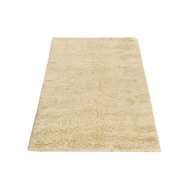 Contemporary Rug & Kilim’s Moroccan Style Contemporary Rug in Solid Off-White Shag Pile For Sale - Image 3 of 7