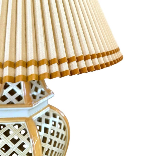 1970s Italian Chinoiserie Reticulated Table Lamp With Original Shade For Sale - Image 4 of 7