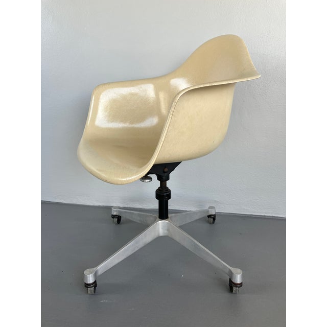 Early Eames for Herman Miller, Dat1 Fiberglass Rolling Armchair, Marked, Circa 1959-62 For Sale In Miami - Image 6 of 13