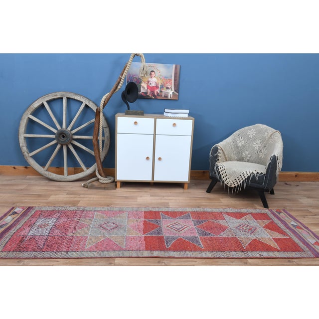 Figurative 1970s Star Motif Vintage Turkish Oushak Wool Handmade Pink Runner For Sale - Image 3 of 11