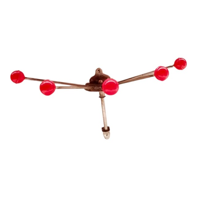 Space Age wall percher, original from the 60s, following the Space Age trend so in vogue at that time. 5 Balls in ABS...