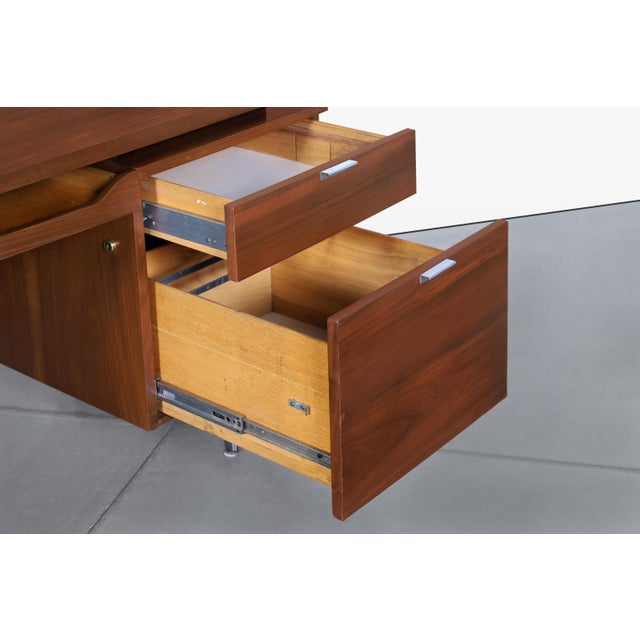 Sienna Mid-Century Modern Walnut Executive Desk Styled After Florence Knoll, 1960s For Sale - Image 8 of 14