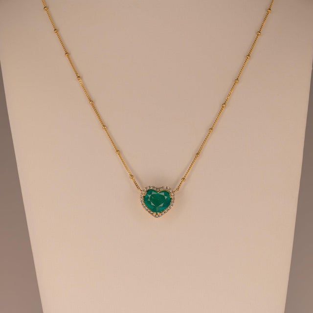 2020s 2.9Ct Gia Certified Colombian Emerald Heart Pendant With Diamonds Halo, 14k Gold For Sale - Image 5 of 9
