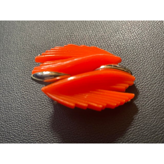 Coro 1960s MCM Jewelry Marked BSK Space-Age Foliate Lucite in Rhodium Plated Clip on Earrings, Pair For Sale - Image 4 of 7