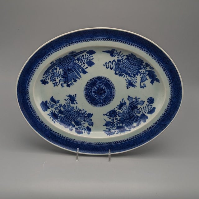 A pair of timeless blue and white Chinese Export platters. These underglaze blue Fitzhugh pattern Chinese export porcelain...