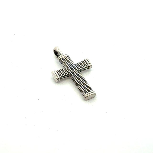 Authentic David Yurman Sterling Silver Cross Pendant Estate DY748 Retails $699.00 This elegant Authentic David Yurman...