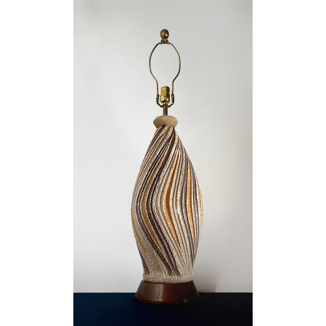 Mid-Century Modern 1970s Mid-Century Modern f.a.i.p. Sculptural Swirl Chalkware Table Lamp For Sale - Image 3 of 6
