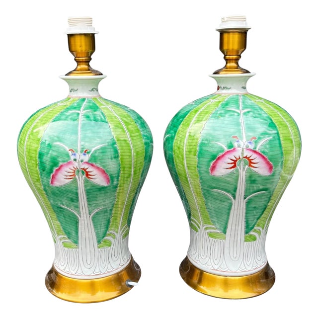 Pair of Hand-Painted Bok Choy Pattern Bulbous Melon Shape Porcelain Lamps, Famille Verte, Jingdezhen, Bok Choy Collection For Sale