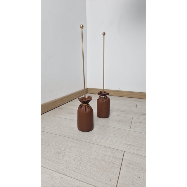 Mid-Century Modern Brass and Blue Leather Doorstops attributed to Luigi Caccia Dominioni for Azucena, 1980s, Set of 2 For Sale - Image 3 of 11