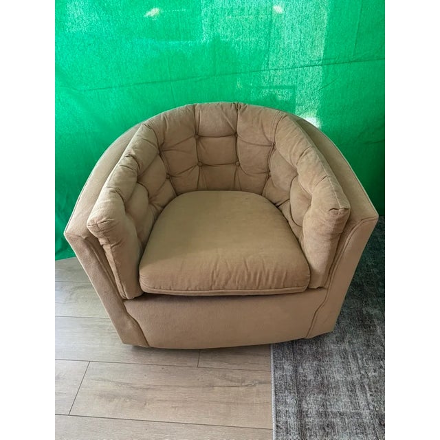 A quintessential pair of 1970s Postmodern swivel lounge chairs by renowned American maker Flexsteel. These chairs make a...