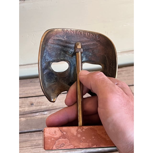 Signed Venetian Baroque Brass Dual-Finish Gilded Pantalone Theatrical Mask Sculpture on Marble Base For Sale In Palm Springs - Image 6 of 10