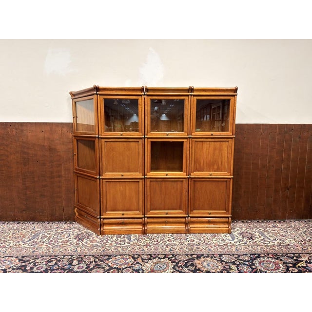 English Corner Bookcase from Globe Wernicke, in Very Good conditions. Designed 1920 to 1949 This piece has an attribution...