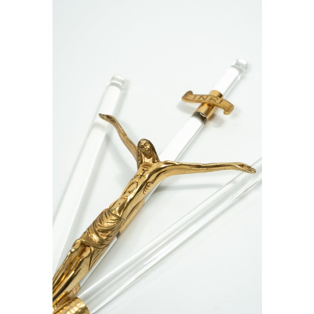Modern Hollywood Regency Crucifix in Acrylic, 1970s For Sale - Image 3 of 6