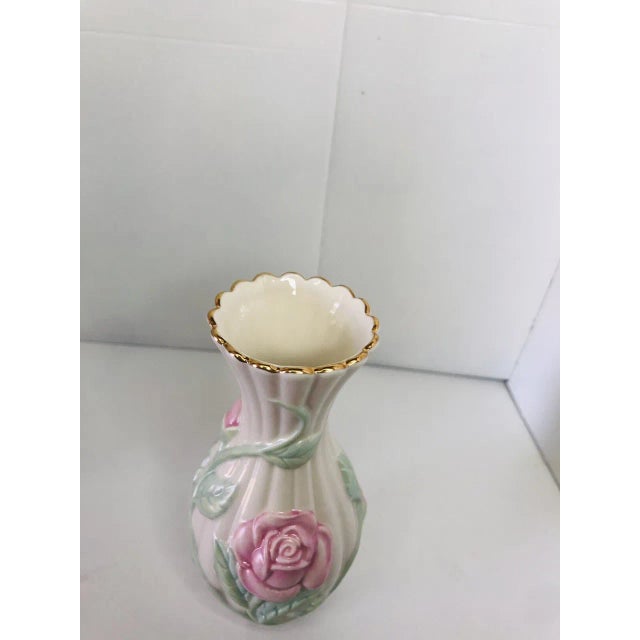 Bring timeless elegance to your home with this vintage Lenox porcelain bud vase. Standing 6 inches tall, this vase...