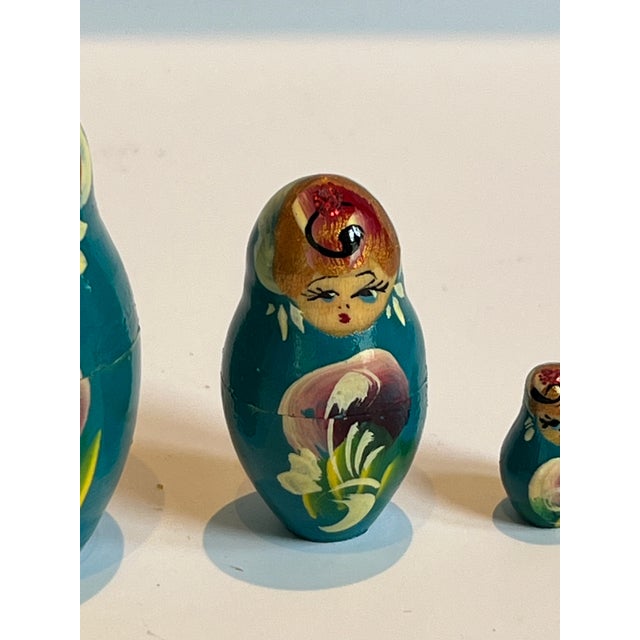 Traditional Set of 5 Mint Condition Vintage Hand-Painted Matryoshka Nesting Dolls, 5-Piece Green Laquer With Gold Black and Red Accents For Sale - Image 3 of 14