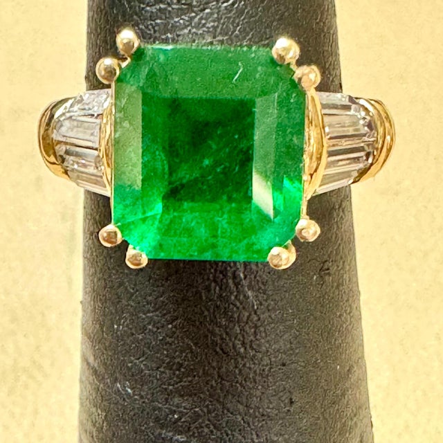 GIA Certified 3.41 Ct Octagonal Colombian Emerald & Diamond Ring 14K Yellow Gold For Sale - Image 4 of 18
