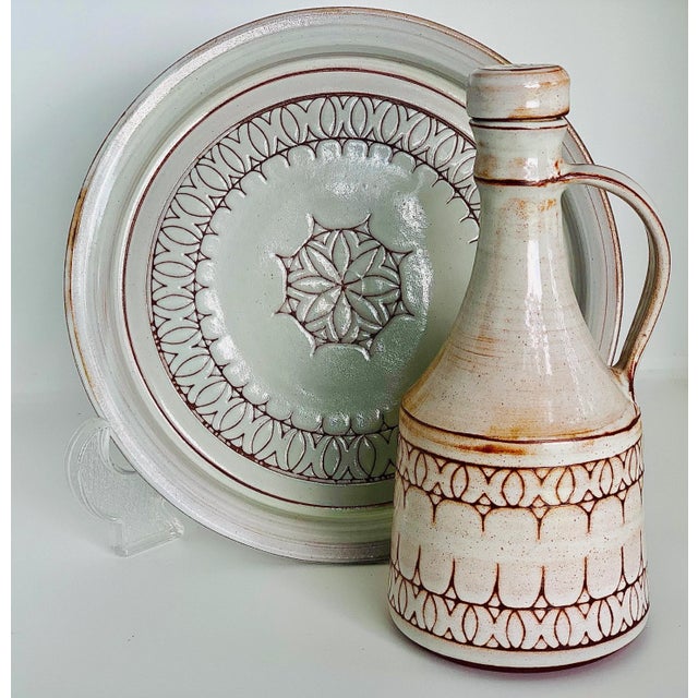 Vintage Mid-Century Modern Art Studio Sgraffito Pottery Carafe, Decanter & Matching Chop Plate Set- 2 Pieces For Sale - Image 12 of 12
