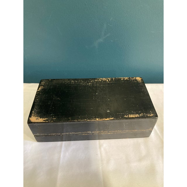 Black 1950s Vintage Gold and Black Lacquered Decorative Box For Sale - Image 8 of 8