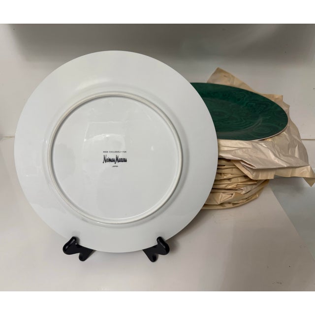 Hollywood Regency C. 1990's Vintage Neiman Marcus Porcelain Malachite Pattern & Gold Rimmed Charger Plates- Set of 14 For Sale - Image 3 of 4