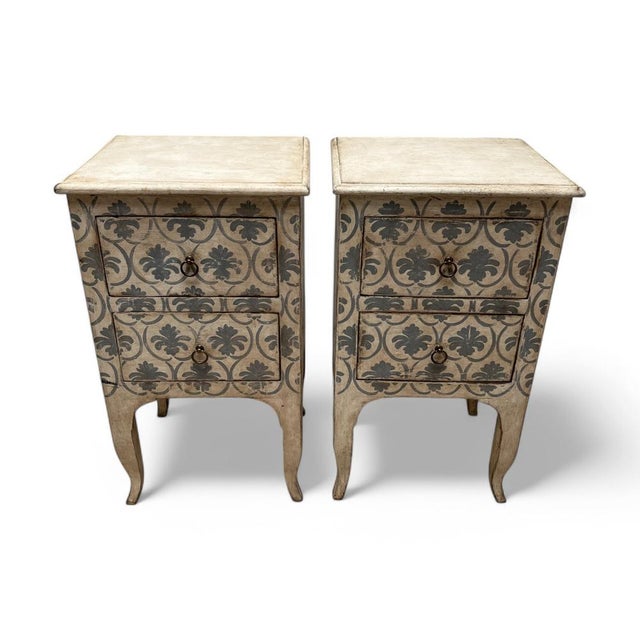 Pair of polychrome Florentine side tables in blue on a beige background, richly decorated with plant motifs. Its artisanal...
