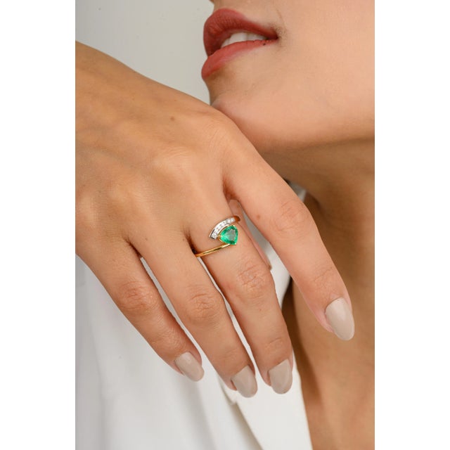 Green Emerald & Diamond Wedding Ring Size 5.5 For Sale - Image 4 of 11