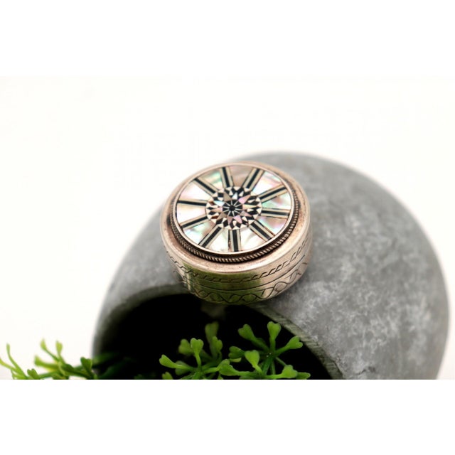 Silver Pill Box with Compass Rose, in Good conditions. Designed 1920 to 1949
