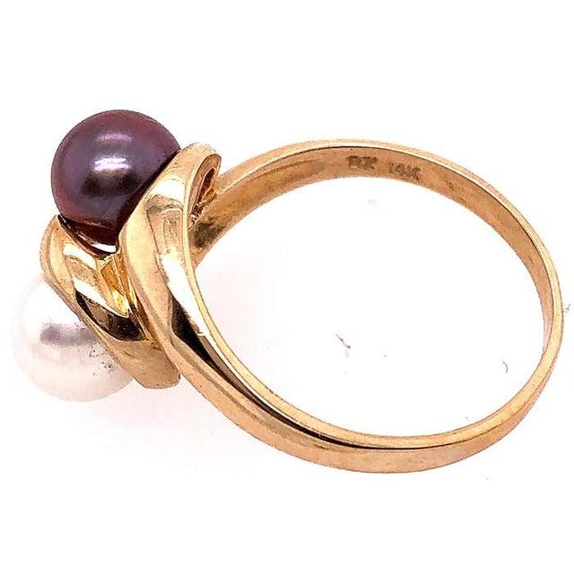 Modern 14 Karat Yellow Gold White and Black Cultured Pearl Free Form Ring, Size 9.5 For Sale - Image 3 of 8