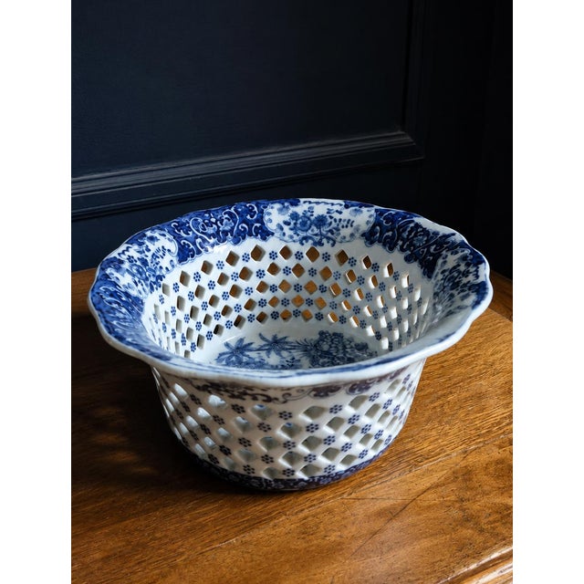 Fine english pierced basket in pearlware-type earthenware, decorated in underglaze blue transfer printing and dating from...