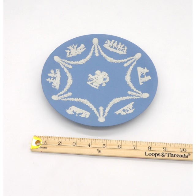 Cornflower Blue Wedgwood Blue Jasperware Plate — Cupid Stringing His Bow — Neoclassical Cherubs & Garlands For Sale - Image 8 of 10