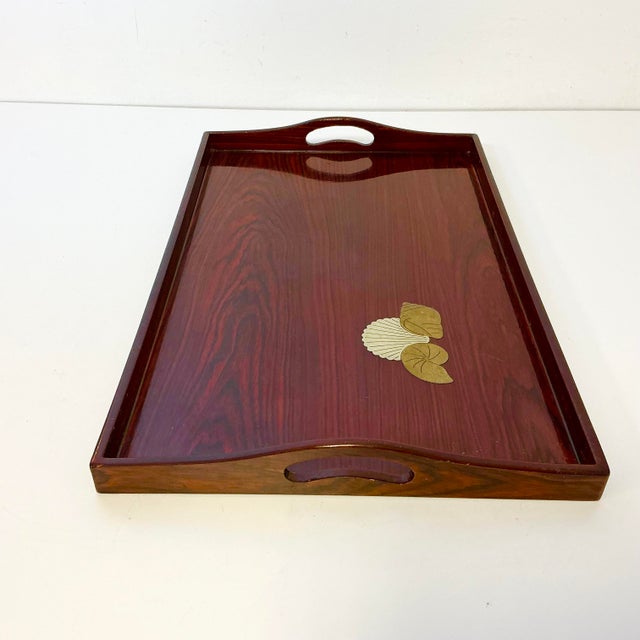 1980s Vintage Hollywood Regency Coastal Faux Rosewood Tray, Brass Shell Overlay Accents. For Sale - Image 11 of 18