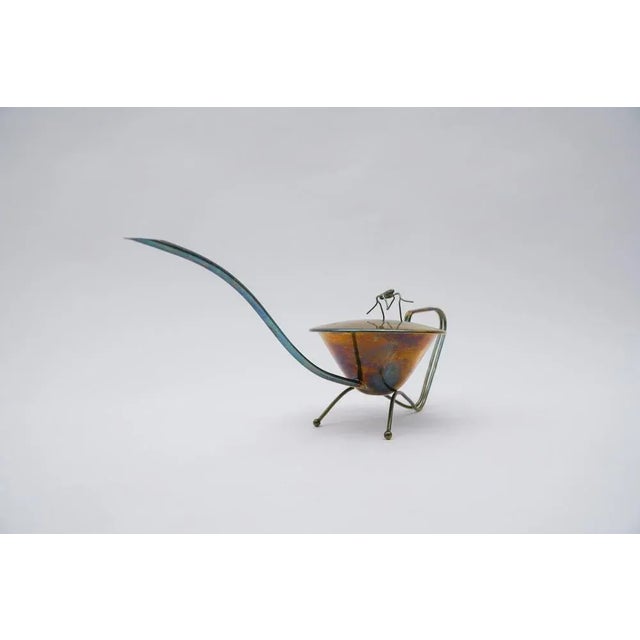 Very rare brass watering can with a small spider as decoration. Height: 7.09 in (18 cm) Width: 5.32 in (13.5 cm) Depth:...