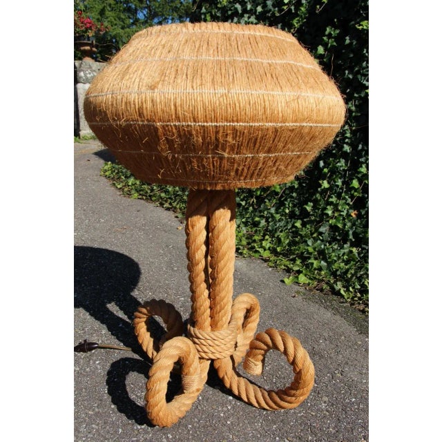 Imposing rope and raffia lamp from the 1960s, made by Audoux Minnet Working In very good condition This piece has an...
