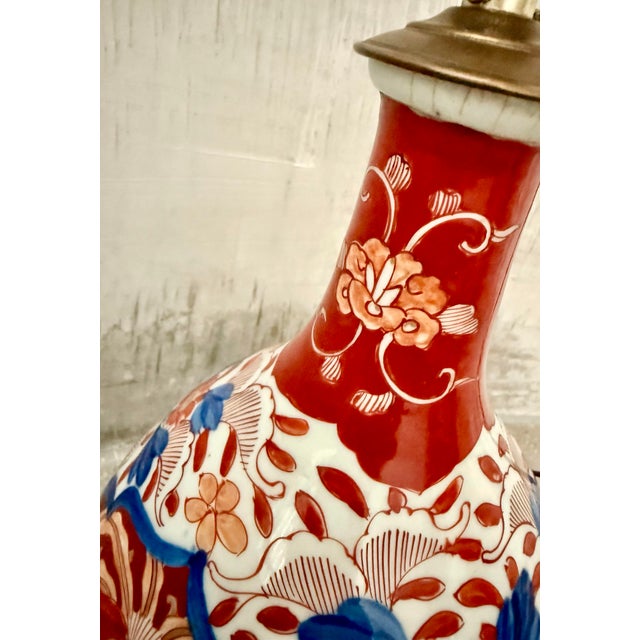 Metal Meiji Period Antique Japanese Imari Porcelain Chinoiserie Vase Table Lamp in Red, Blue & White For Sale - Image 7 of 12