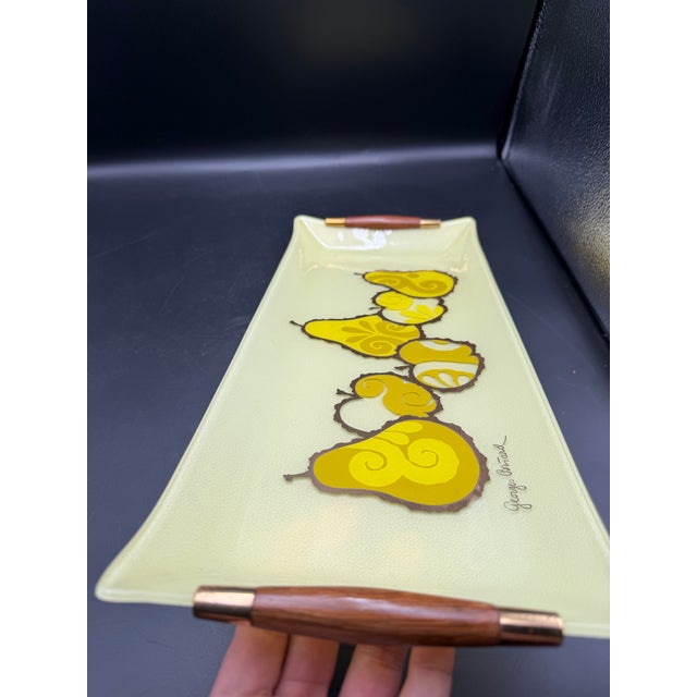 1960s Vintage Georges Briard MCM Yellow Pear Fruit Curved Glass Tray With Wood Handles – Signed For Sale - Image 5 of 10