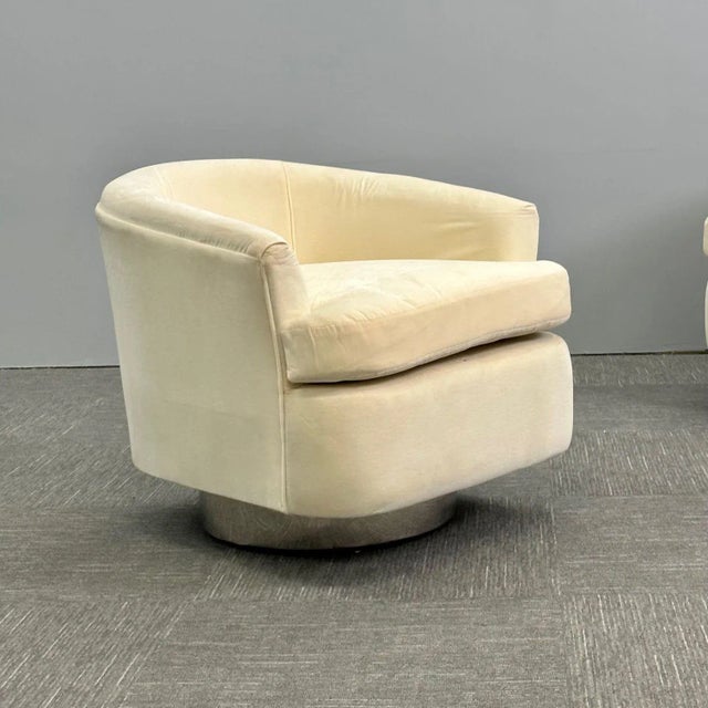 2020s Mid-Century Modern Milo Baughman Style Swivel Chairs, Chrome Base, Cream Velvet For Sale - Image 5 of 13
