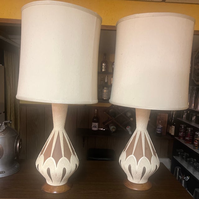 Cream 1960s Mid-Century Modern Ceramic Teardrop Cage Lamps on Walnut Bases - a Pair For Sale - Image 8 of 10