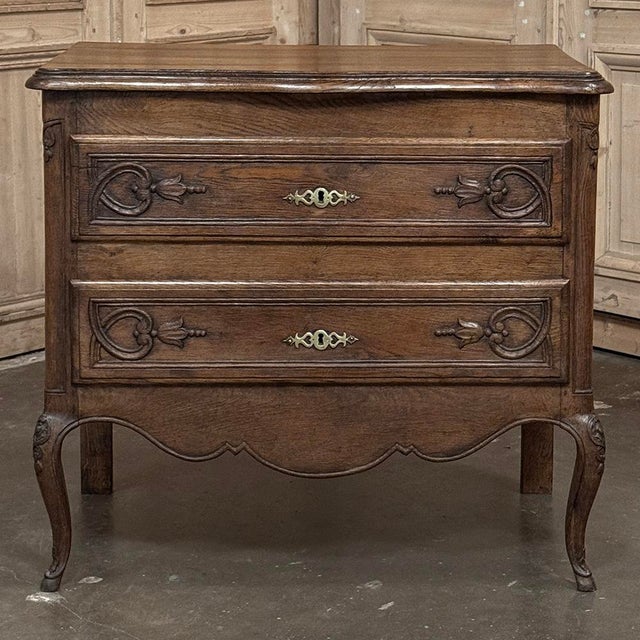 French Provincial 19th Century Louis XV Country French Oak Commode For Sale - Image 3 of 18