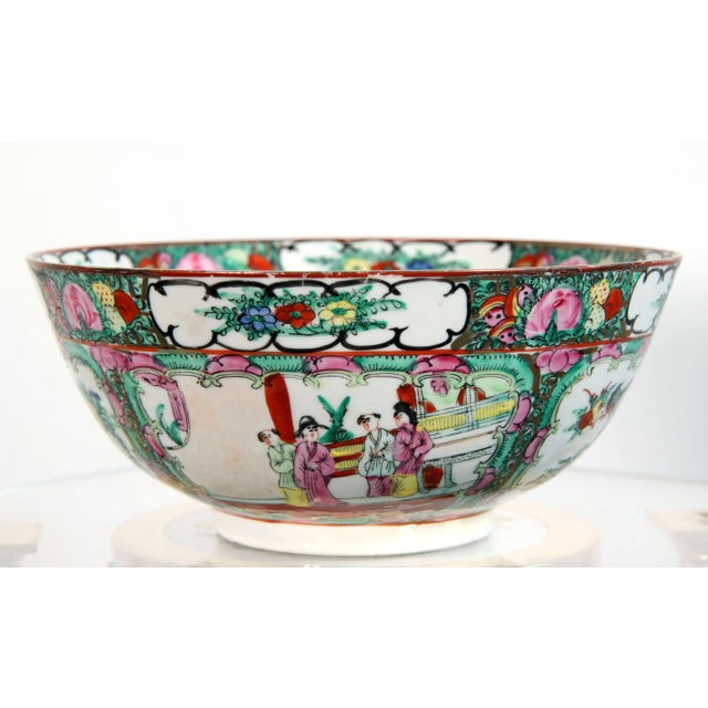 Chinese Vintage 10" Rose Medallion Hand Painted Chinese Export Decorative Serving Bowl For Sale - Image 3 of 9