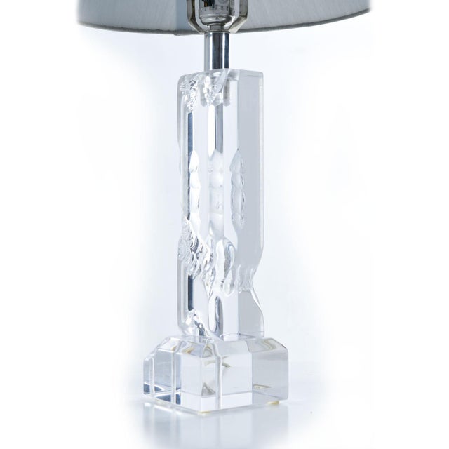 Contemporary Van Teal Small Lucite Clear Acrylic Table Lamp With Chipped Ice Effect For Sale - Image 3 of 6