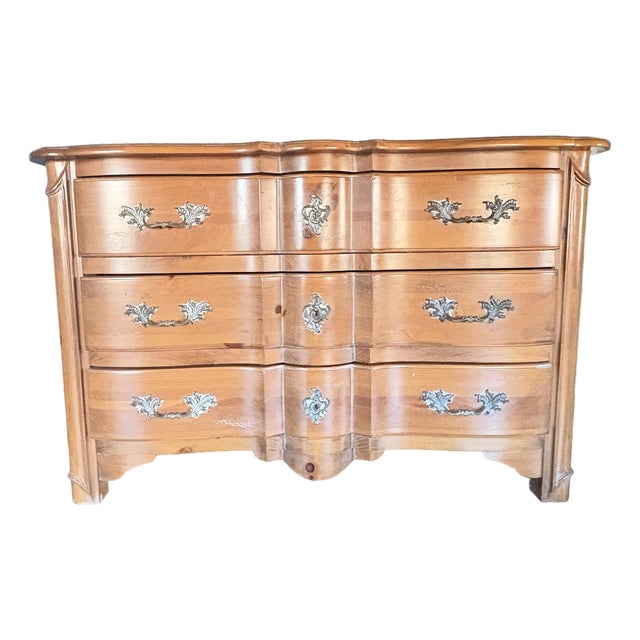 Ethan Allen Collector’s Classic Serpentine Three Drawer Chest 13-93111 For Sale