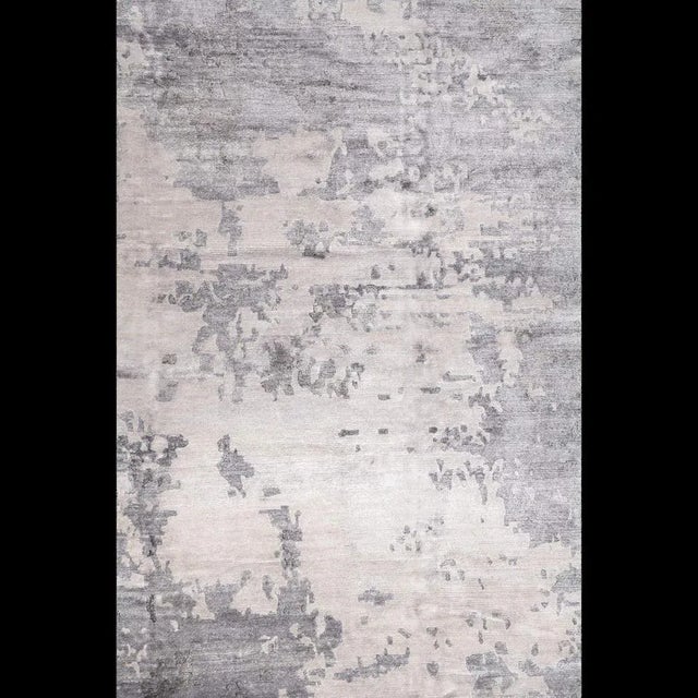 Indian carpet in bamboo-silk (China),warp and weft in cotton.This elegant rug features a delicate abstract design obtained...