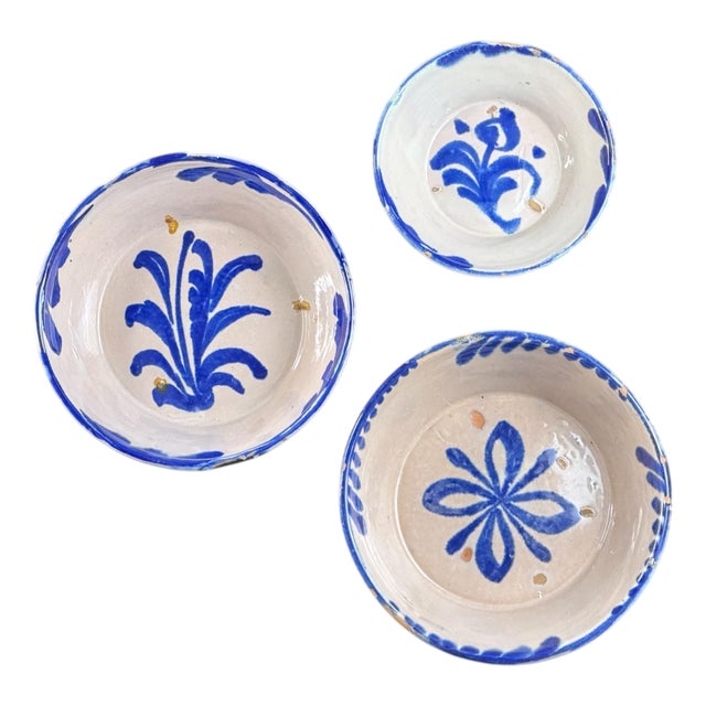 Spanish Granada Blue and White Majolica Fajalauza Bowls, 19th Century, Set of 3 For Sale